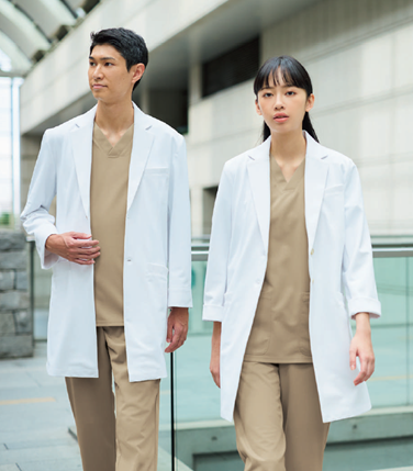 ドクターコート、インナーにスクラブ