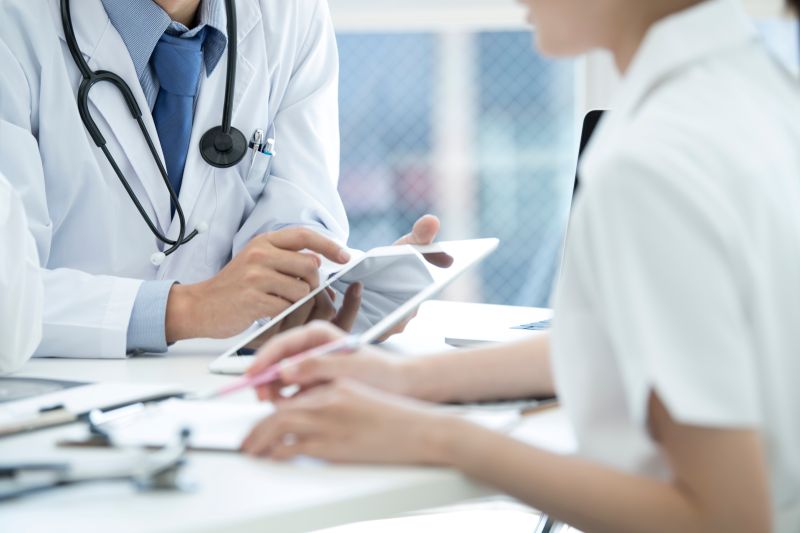 医療機関の経営効率化を実現する！オリジナル白衣・医療ユニフォーム導入のポイント